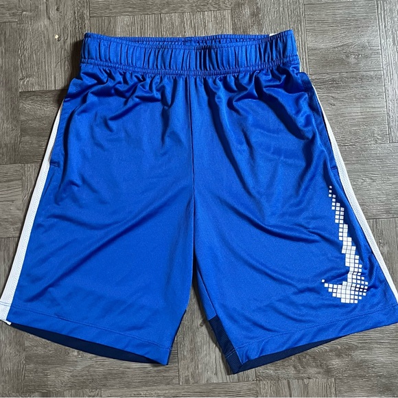 NIKE Boy’s Pixelated Logo Size M Royal Navy Active Mesh Basketball Shorts Medium - Picture 1 of 10